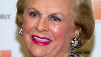 Pada posisi ke-4 sebagai wanita terkaya di dunia, ada Jacqueline Mars dengan total kekayaan mencapai US$ 38,3 miliar atau setara dengan Rp 574,5 triliun. Perlu diketahui bahwa ia merupakan pemegang sepertiga dari saham Mars Incorporated, perusahaan permen dan makanan hewan yang memegang merek M&M dan Pedigree. Ron Sachs - Pool via Getty Images.