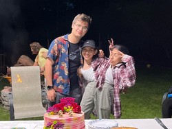 8 Foto Kembar Siam Dempet yang Punya 1 Kelamin, Salah Satunya Punya Pacar