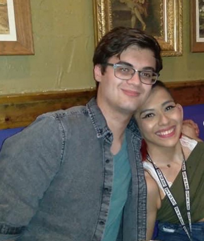 Meskipun selalu hidup berdampingan dengan Lupita, Carmen tetap mampu menjalin hubungan asmara yang nyaman bersama Daniel. Begitu pula dengan Daniel, yang tidak menganggap keberadaan Lupita sebagai penghalang dalam hubungannya dengan Carmen. Foto: dok. Instagram/@carmen_andrade2000