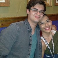 Meskipun selalu hidup berdampingan dengan Lupita, Carmen tetap mampu menjalin hubungan asmara yang nyaman bersama Daniel. Begitu pula dengan Daniel, yang tidak menganggap keberadaan Lupita sebagai penghalang dalam hubungannya dengan Carmen. Foto: dok. Instagram/@carmen_andrade2000