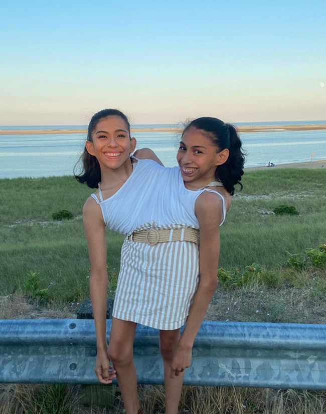 Kini, Carmen dan Lupita lebih fokus mengembangkan kanal YouTube mereka, termasuk membuat sketsa komedi yang ditulis oleh Lupita. Carmen memutuskan tidak melanjutkan kuliah dan meninggalkan cita-citanya sebagai teknisi hewan. Foto: dok. Instagram/@carmen_andrade2000