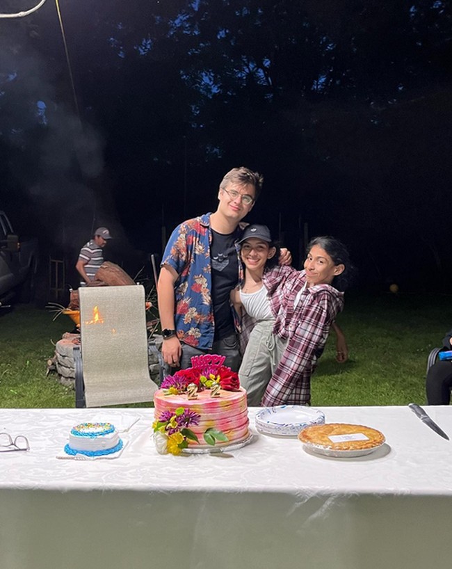 “Terkadang aku merasa tidak enak karena aku ingin menghabiskan begitu banyak waktu dengan Daniel. Jadi kami mencoba berkompromi. Seperti Lupita yang akan memilih tempat kita pergi makan malam atau aktivitas yang akan kita lakukan,” kata Carmen.Foto: dok. Instagram/@carmen_andrade2000