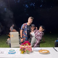 “Terkadang aku merasa tidak enak karena aku ingin menghabiskan begitu banyak waktu dengan Daniel. Jadi kami mencoba berkompromi. Seperti Lupita yang akan memilih tempat kita pergi makan malam atau aktivitas yang akan kita lakukan,” kata Carmen.Foto: dok. Instagram/@carmen_andrade2000