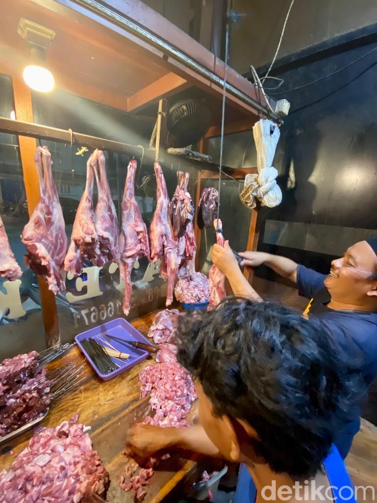 Maknyus! Sate Klatak Kang Ustadzi di Bantul Pakai Kambing 8 Bulan
