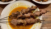 Seporsi sate klatak isi 3 harganya Rp 26 ribu. Sate ini disajikan dengan kuah gule yang gurih hangat.  