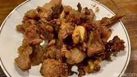 Mau yang lebih berlemak? Coba kronyos yang jadi favorit di rumah makan Kang Ustadzi. Kronyos merupakan lemak kambing yang digoreng garing.