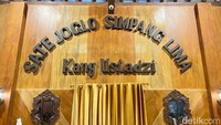 Sate Klatak Kang Ustadzi berlokasi di Jalan Sultan Agung, tak jauh dari Sate Klatak Pak Pong yang lebih dulu tersohor. Pengunjungnya juga terbilang banyak.