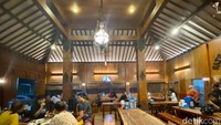 Area bersantapnya berupa rumah joglo yang luas, bersih, dan nyaman. Bangku dan meja kayu memperkuat kesan tradisional di rumah makan ini.