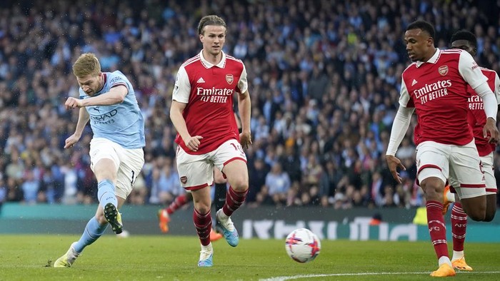 Manchester City masih terlalu tangguh untuk Arsenal. The Citizens sukses menghancurkan Meriam London 4-1 dalam lanjutan Liga Inggris. Man City vs Arsenal berlangsung di Etihad Stadium, Kamis (27/4/2023) dini hari WIB.