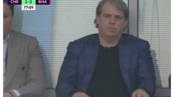 Pemilik Chelsea yang bingung klubnya kalah terus. Foto: Twitter