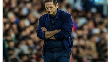 Frank Lampard yang diharapkan jadi penolong klub London ini, justru malah doyan kalah sejak ia menggantikan Graham Potter yang dipecat manajemen. Foto: Twitter
