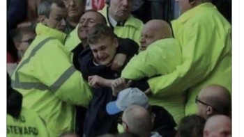 Fans Arsenal dipaksa untuk menonton sampai habis. Foto: Twitter