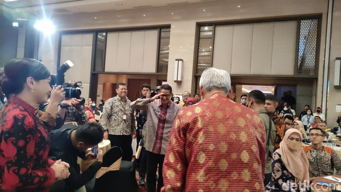 Menparekraf Sandiaga Uno bertemu dengan Gubernur Jawa Tengah Ganjar Pranowo, Kamis (27/4/2023).