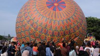 Balon udara tradisional yang digunakan dalam festival tersebut menggunakan bahan kertas.