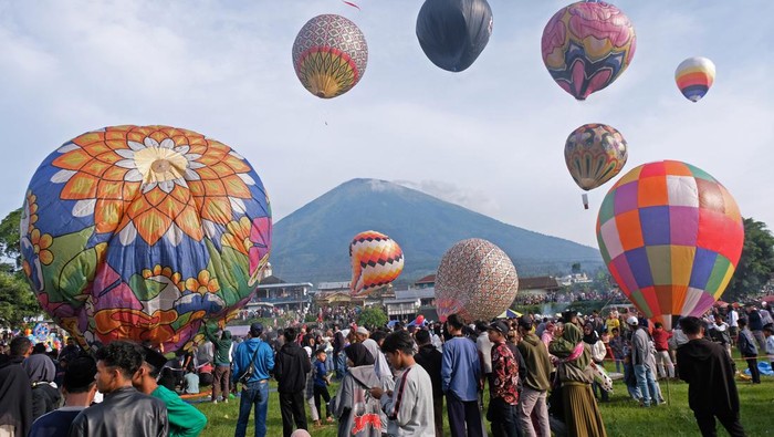 Warga menyaksikan penerbangan balon tradisional saat digelar festival balon udara di lapangan Kledung, Temanggung, Jawa Tengah, Kamis (27/4/2023). Festival balon udara tradisional berbahan kertas tersebut diikuti  37 kelompok peserta dalam rangkaian memeriahkan Lebaran sekaligus untuk mempromosikan wisata di kawasan Temanggung. ANTARA FOTO/Anis Efizudin/nz