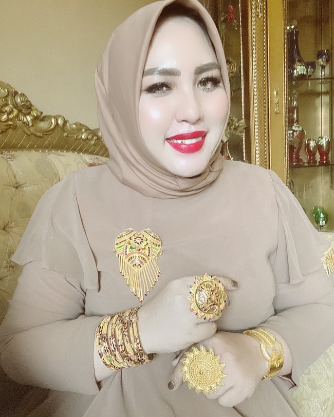 Mira Hayati terancam pidana hukuman penjara selama 12 tahun imbas temuan produk skincare-nya mengandung merkuri. ”Jadi pidananya adalah pasti melanggar Undang-Undang Bidang Kesehatan ancaman bisa sampai 12 tahun. Hukuman paling lama 12 tahun dan pidana denda paling banyak 5 miliar, ujar Kapolda Sulsel Irjen Yudhiawan saat konferensi pers di Mapolda Sulsel, Jumat (8/11/2024). Foto: Instagram @mirahayati29
