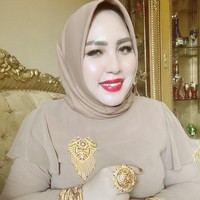 Mira Hayati terancam pidana hukuman penjara selama 12 tahun imbas temuan produk skincare-nya mengandung merkuri. ”Jadi pidananya adalah pasti melanggar Undang-Undang Bidang Kesehatan ancaman bisa sampai 12 tahun. Hukuman paling lama 12 tahun dan pidana denda paling banyak 5 miliar, ujar Kapolda Sulsel Irjen Yudhiawan saat konferensi pers di Mapolda Sulsel, Jumat (8/11/2024). Foto: Instagram @mirahayati29