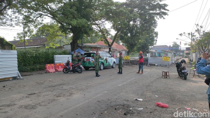 Linmas menjaga mobil dinas Wali Kota Solo Gibran Rakabuming Raka yang diparkir di Viaduk Gilingan, Kamis (27/4/2023).