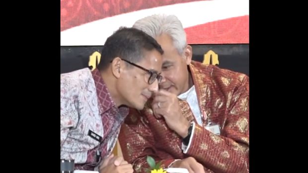 Momen Ganjar Pranowo dan Sandiaga Uno bisik-bisik di Semarang, Kamis (27/4/2023).