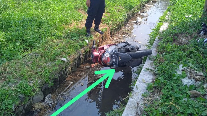 Motor misterius nyemplung di saluran irigasi, Baki, Sukoharjo. Foto diunggah Kamis (27/4/2023).