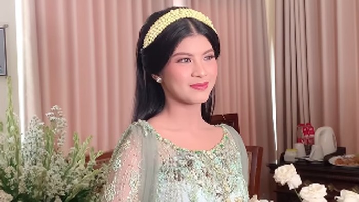 Kebaya warna hijau yang dikenaka Nabila saat prosesi siraman.