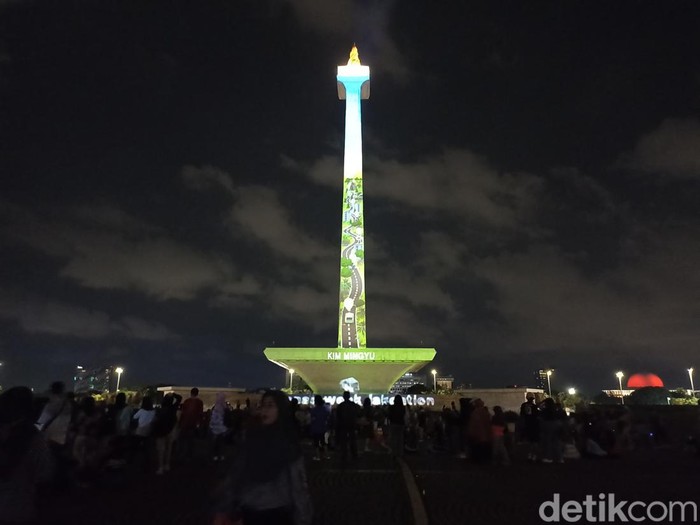 Nama-nama idol K-Pop terpampang di Monas (Tiara Aliya/detikcom)