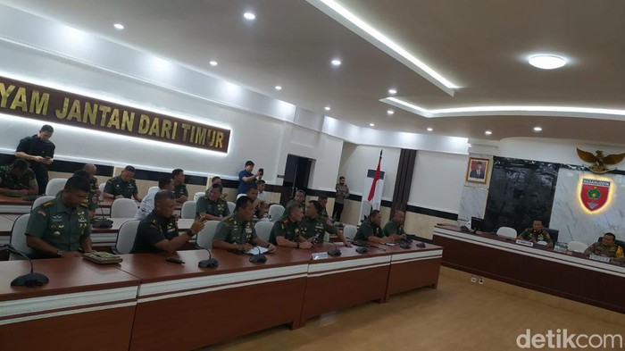 Pangdam XIV/Hasanuddin Mayjen TNI Imam Totok Santoso bersama Kapolda Sulsel Irjen Setyo Boedi Moempoeni Harso.