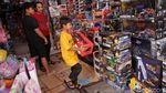 Panen THR Lebaran, Pasar Gembrong Ramai Anak-Anak Berburu Mainan