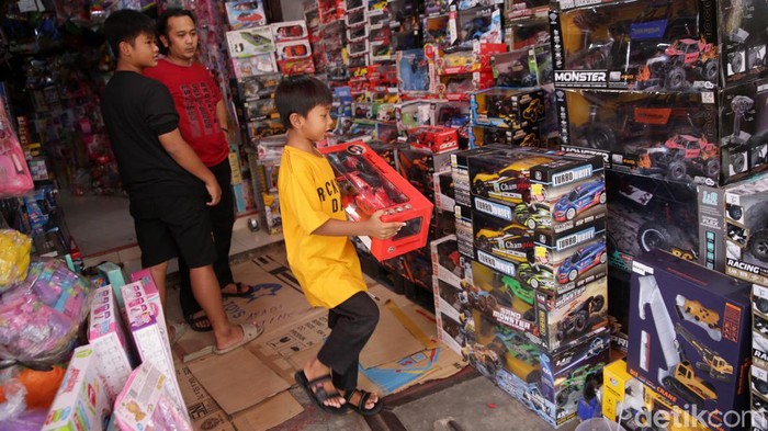 Pasar Gembrong Ramai Anak-Anak Berburu Mainan Warga bersama anaknya memilih mainan di Pasar Gembrong, Jakarta, Kamis (27/4/2023). Pasar Gembrong ramai dikunjungi warga bersama anak-anaknya untuk berbelanja mainan usai anak-anak mendapatkan