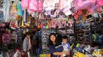Panen THR Lebaran, Pasar Gembrong Ramai Anak-Anak Berburu Mainan