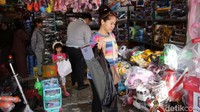 Setiap libur lebaran, Pasar Gembrong selalu ramai oleh warga yang ingin membelikan mainan untuk anak-anaknya.