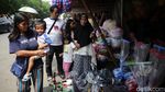 Panen THR Lebaran, Pasar Gembrong Ramai Anak-Anak Berburu Mainan