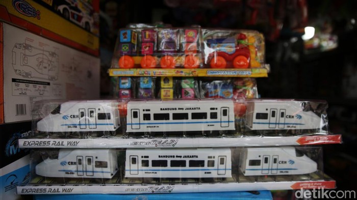 Pasar Gembrong Ramai Anak-Anak Berburu Mainan Warga bersama anaknya memilih mainan di Pasar Gembrong, Jakarta, Kamis (27/4/2023). Pasar Gembrong ramai dikunjungi warga bersama anak-anaknya untuk berbelanja mainan usai anak-anak mendapatkan