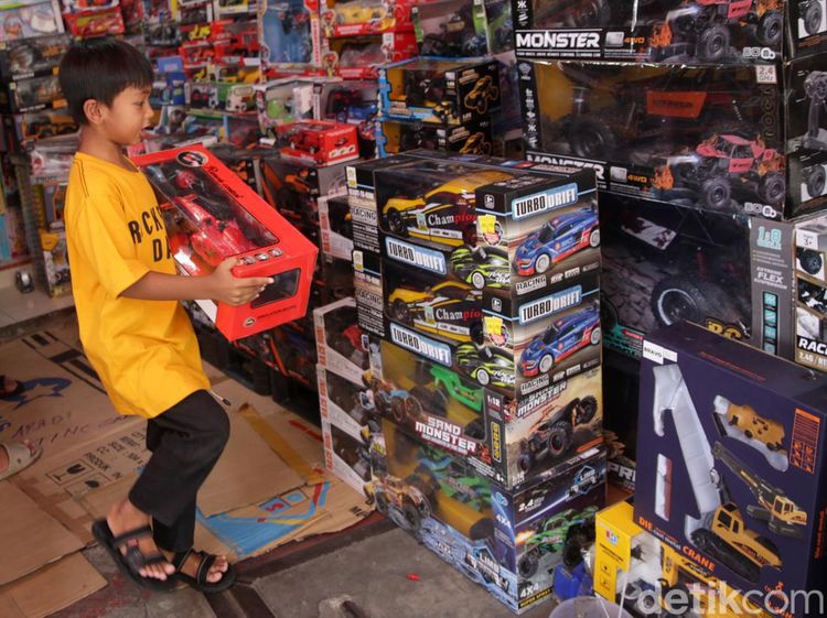 Panen THR Lebaran, Pasar Gembrong Ramai Anak-Anak Berburu Mainan