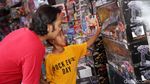 Panen THR Lebaran, Pasar Gembrong Ramai Anak-Anak Berburu Mainan