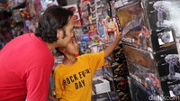 Anak-anak berburu mainan dengan didampingi orantuanya.