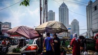 Pembeli kembali berbelanja kebutuhan rumah tangga seperti sayur, bumbu, sembako, serta daging.   