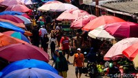 Pasar Kebayoran Lama menjual aneka kebutuhan dapur hingga buah-buahan.   