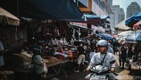 Pedagang dan pembeli bertransaksi di Pasar Kebayoran Lama, Jakarta, Kamis (27/4/2023).   