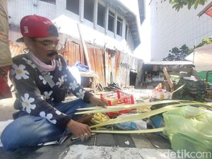 Omzet Lebih Besar Saat Pandemi, Pedagang Ketupat Surabaya Tetap Bersyukur