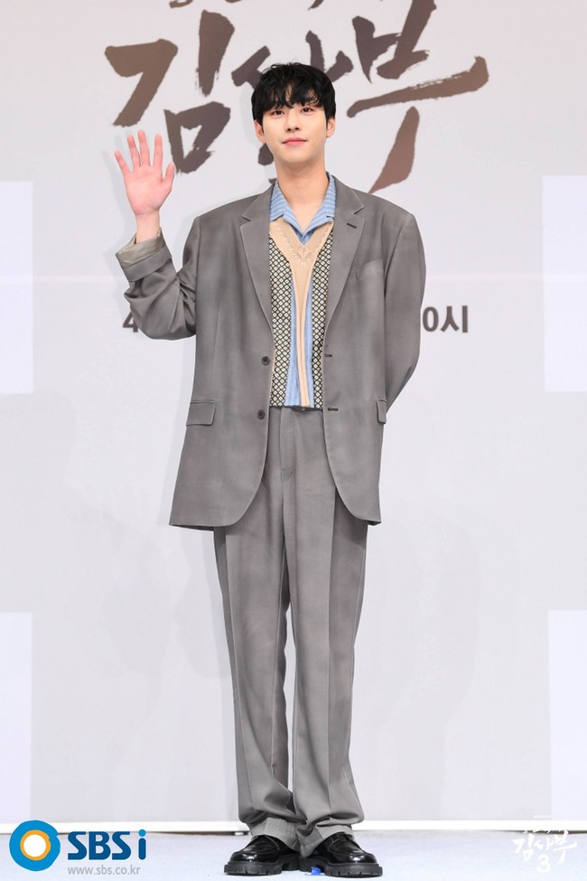 Seperti perannya dalam season kedua, Ahn Hyo Seop menjelma menjadi ahli bedah Seo Woo Jin, yang menerima tawaran Han Suk Kyu bekerja di desa. Penggemar menantikan kelanjutan hubungannya dengan Lee Sung Kyung. Foto: dok. SBS