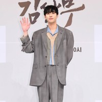 Seperti perannya dalam season kedua, Ahn Hyo Seop menjelma menjadi ahli bedah Seo Woo Jin, yang menerima tawaran Han Suk Kyu bekerja di desa. Penggemar menantikan kelanjutan hubungannya dengan Lee Sung Kyung. Foto: dok. SBS