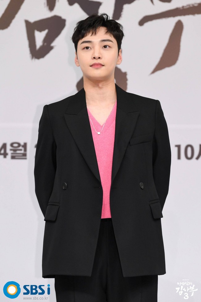 Ada pula Kim Min Jae sebagai perawat Park Eun Tak yang cinlok dengan dokter residen. Saat menghadiri konferensi pers, terungkap pemain drama Korea Dr. Romantic 3 itu akan segera memulai wajib militer dalam waktu dekat. Foto: dok. SBS