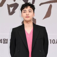 Ada pula Kim Min Jae sebagai perawat Park Eun Tak yang cinlok dengan dokter residen. Saat menghadiri konferensi pers, terungkap pemain drama Korea Dr. Romantic 3 itu akan segera memulai wajib militer dalam waktu dekat. Foto: dok. SBS