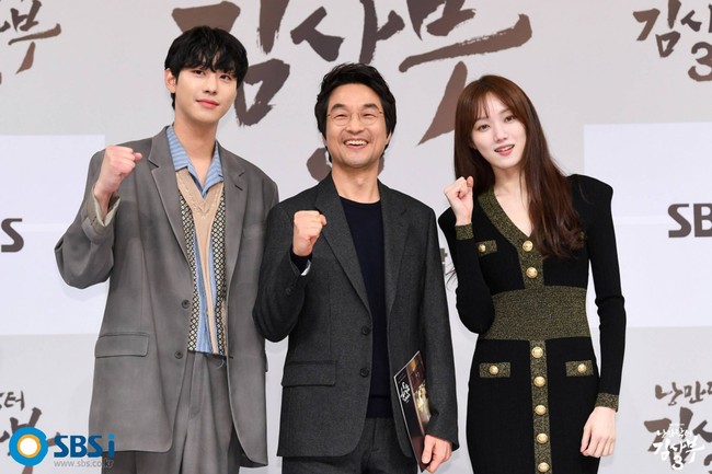 Tampak ketiga pemain utama Dr. Romantic 3 Han Suk Kyu, Ahn Hyo Seop, dan Lee Sung Kyung yang memegang peran penting di Rumah Sakit Doldam. Foto: dok. SBS