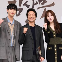 Tampak ketiga pemain utama Dr. Romantic 3 Han Suk Kyu, Ahn Hyo Seop, dan Lee Sung Kyung yang memegang peran penting di Rumah Sakit Doldam. Foto: dok. SBS