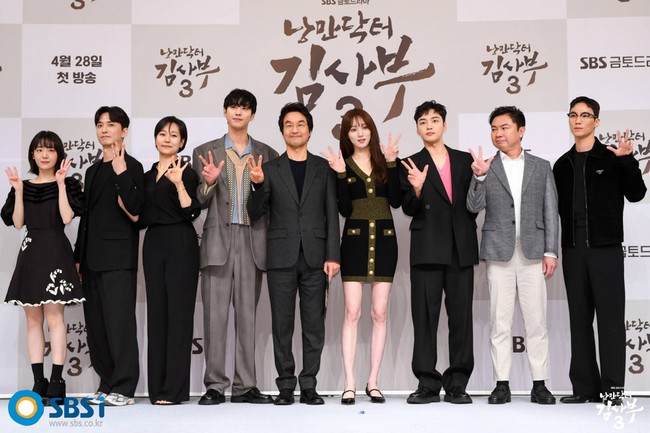 Drama Korea medis Dr. Romantic 3 segera tayang pada 28 April. Para pemain menyapa publik saat menghadiri konferensi pers Rabu kemarin. Foto: dok. SBS