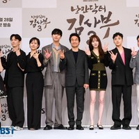 Drama Korea medis Dr. Romantic 3 segera tayang pada 28 April. Para pemain menyapa publik saat menghadiri konferensi pers Rabu kemarin. Foto: dok. SBS