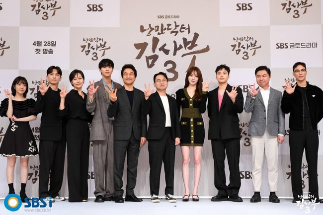 Dengan jumlah 16 episode, drama Korea Dr. Romantic 3 akan tayang setiap Jumat dan Sabtu pukul 22.00 KST di SBS. Penonton Indonesia dapat menantikan episode terbarunya dengan subtitle Bahasa Indonesia di Disney+. Foto: dok. SBS