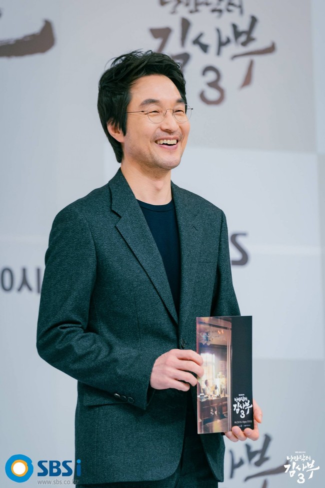 Han Suk Kyu kembali sebagai Kim Sa Bu, Kepala Ahli Bedah di Rumah Sakit Doldam yang menjadi mentor bagi Ahn Hyo Seop dan Lee Sung Kyung. Foto: dok. SBS